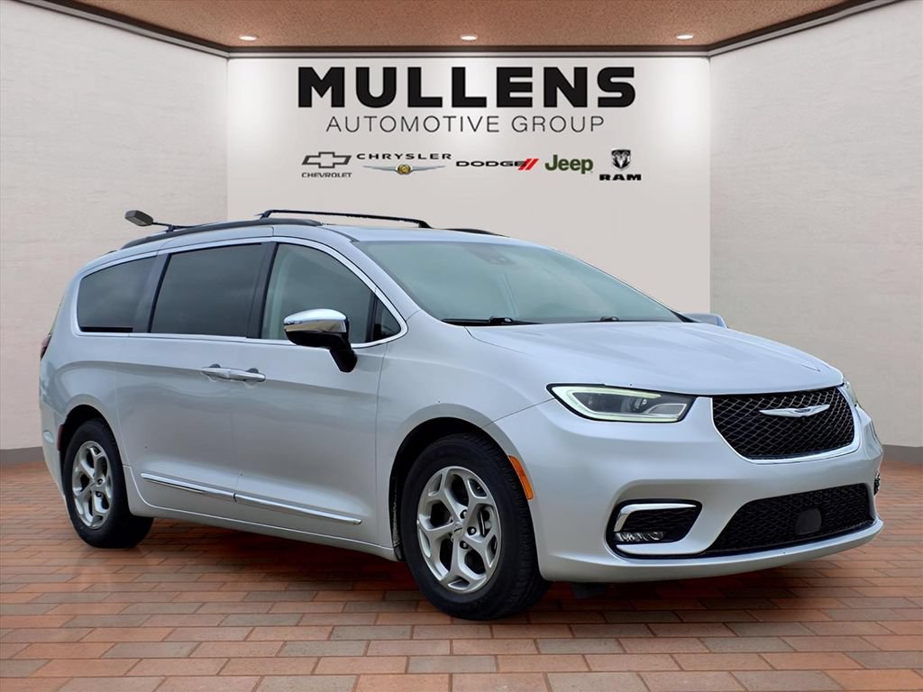 Used 2023 Chrysler Pacifica Limited FWD image 3