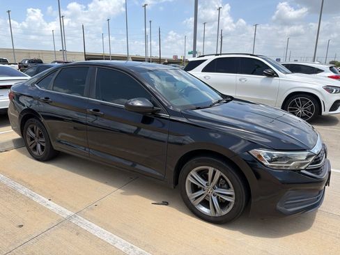 Used 2023 Volkswagen Jetta SE w/ Panoramic Sunroof Package FWD image 2