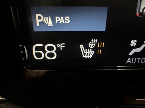 Used 2018 Volvo XC60 T5 Momentum w/ Advanced Package image 21