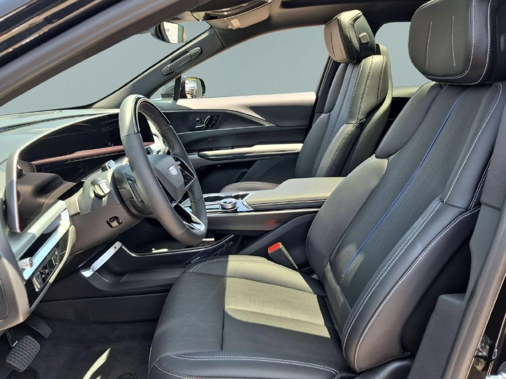 Used 2026 Cadillac Lyriq Luxury AWD/4WD image 11