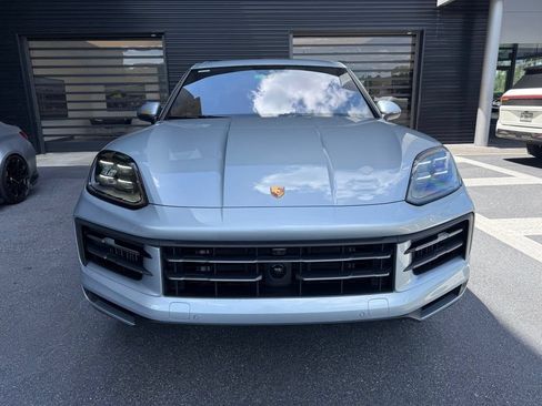 Certified 2024 Porsche Cayenne AWD/4WD image 3