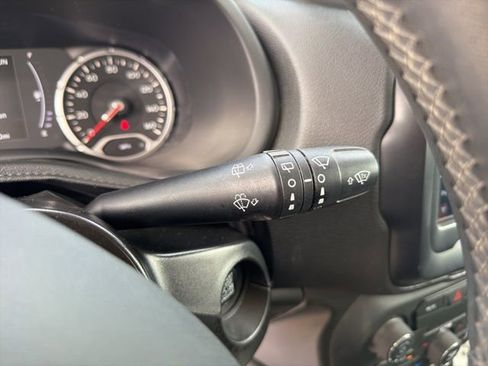 Used 2018 Jeep Renegade Latitude image 27