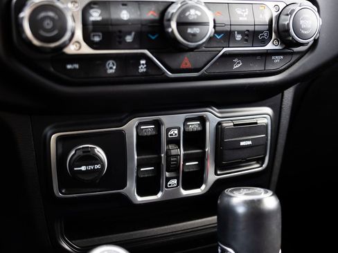 Used 2018 Jeep Wrangler Unlimited Sahara AWD/4WD image 23