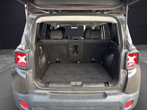 Used 2018 Jeep Renegade Altitude w/ Cold Weather Group FWD image 22