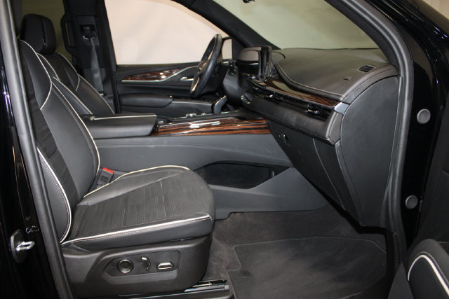 Used 2024 Cadillac Escalade Premium Luxury w/ Performance Package AWD/4WD image 13