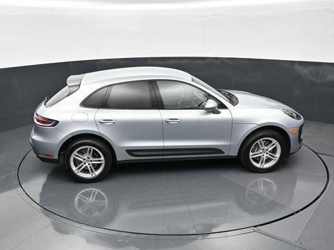 Certified 2025 Porsche Macan AWD/4WD image 33