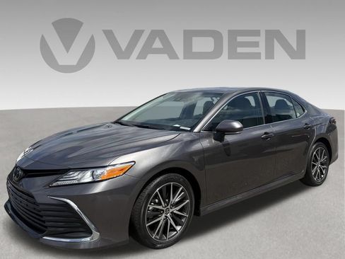 Used 2021 Toyota Camry XLE FWD image 1