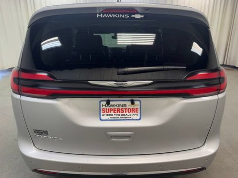 Used 2024 Chrysler Pacifica Touring-L FWD image 5