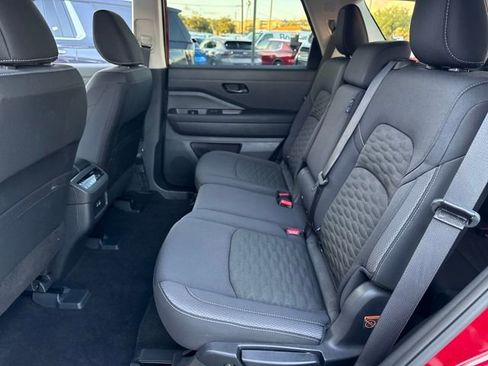 Used 2025 Nissan Pathfinder SV image 24