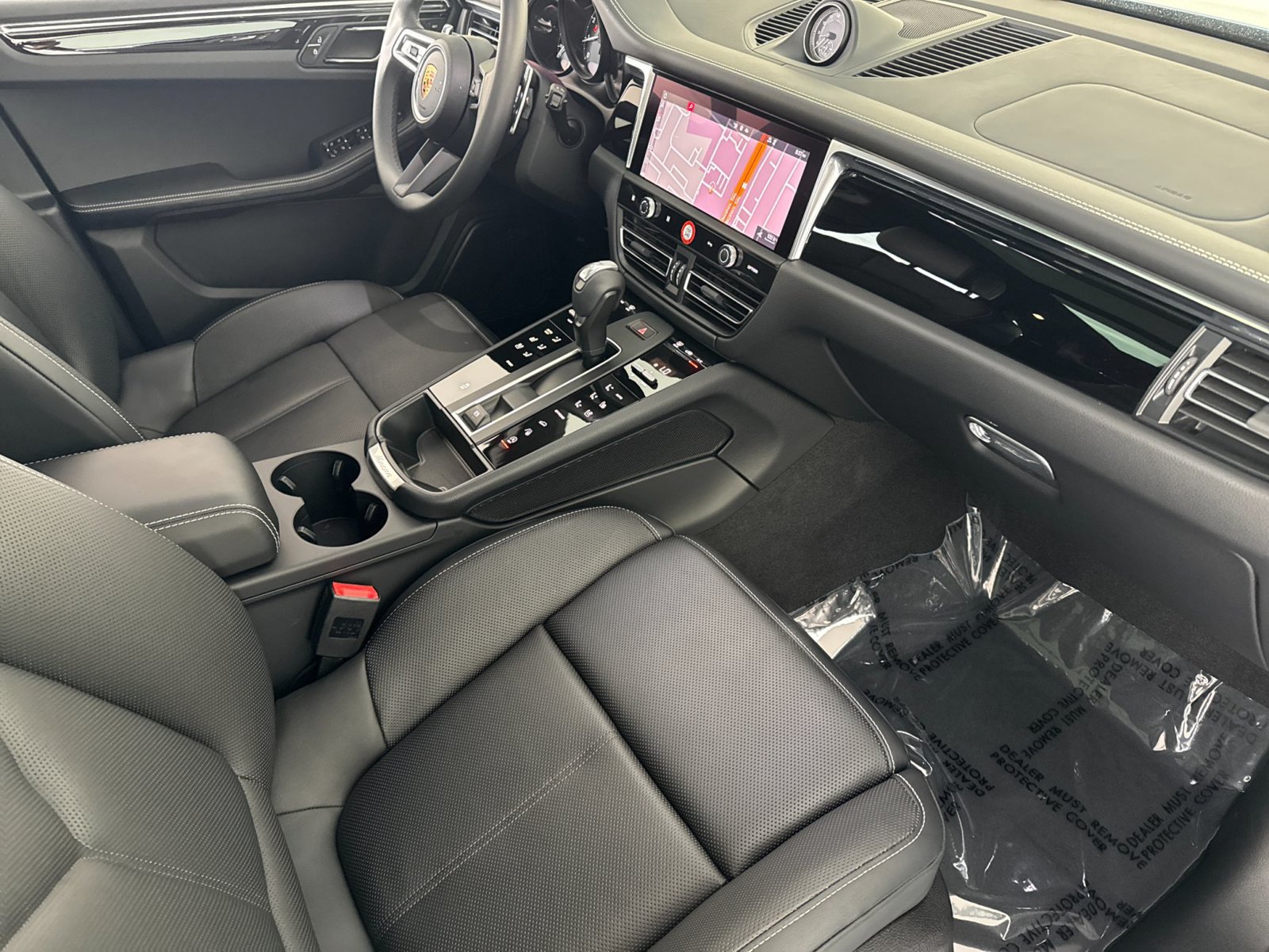 Certified 2025 Porsche Macan AWD/4WD image 16