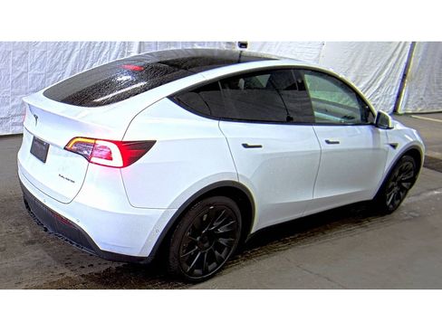 Used 2022 Tesla Model Y Long Range AWD/4WD image 3