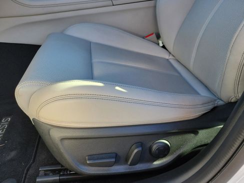 Used 2025 Genesis G70 2.5T image 13