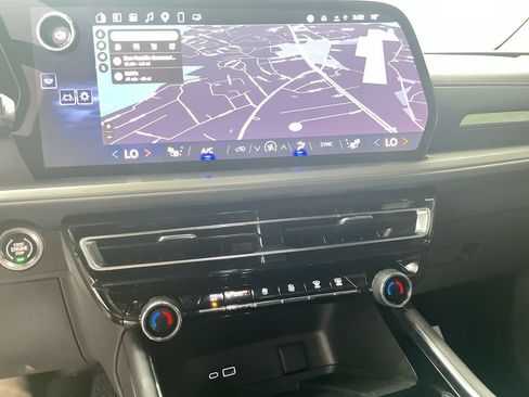 Used 2025 Chevrolet Traverse LT FWD image 10