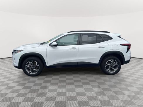 Used 2024 Chevrolet Trax LT FWD image 8