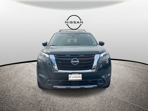 Used 2025 Nissan Pathfinder SL image 2