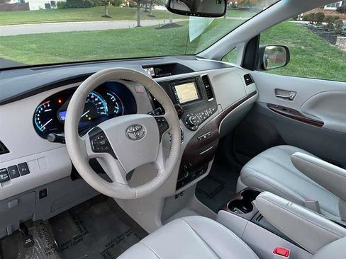 Used 2014 Toyota Sienna AWD image 50