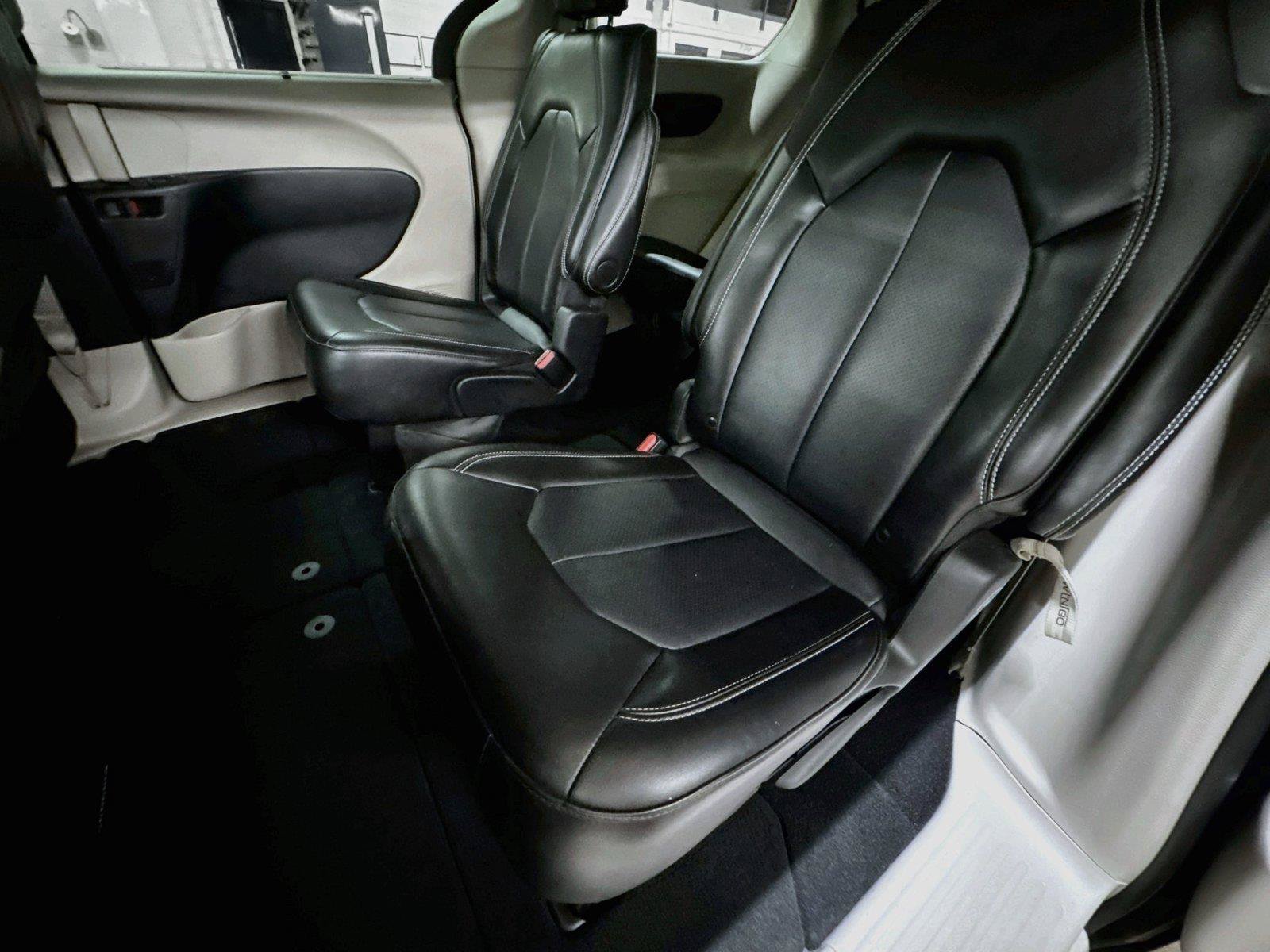 Used 2024 Chrysler Pacifica Touring-L FWD image 10