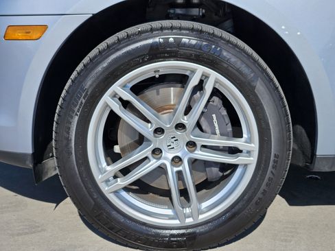 Certified 2025 Porsche Macan image 14