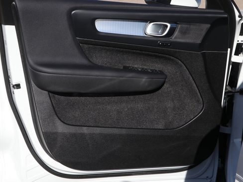 Used 2024 Volvo XC40 B5 Core image 10