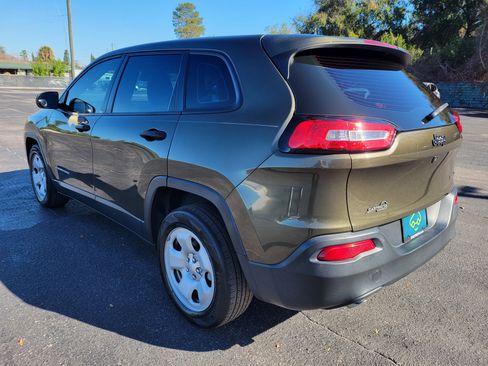 Used 2016 Jeep Cherokee Sport image 8