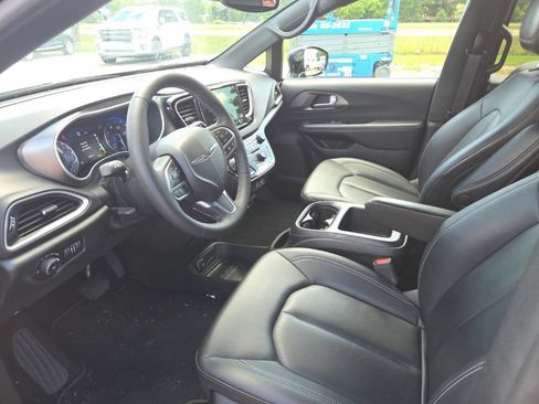 Used 2025 Chrysler Pacifica Select FWD image 12