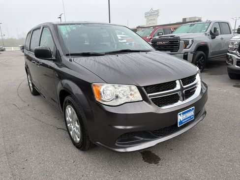 Used 2018 Dodge Grand Caravan SE FWD image 3