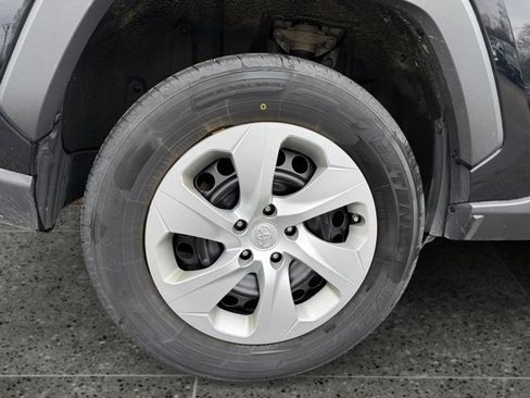Used 2020 Toyota RAV4 LE AWD/4WD image 11