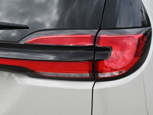 Used 2021 Chrysler Pacifica Limited w/ Uconnect Theater Family Group image 23