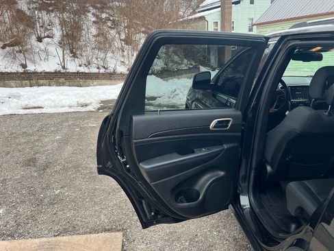 Used 2014 Jeep Grand Cherokee Laredo w/ 18" Wheel & 8.4" Radio Group image 15