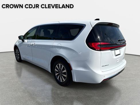 Used 2024 Chrysler Pacifica Limited FWD image 7