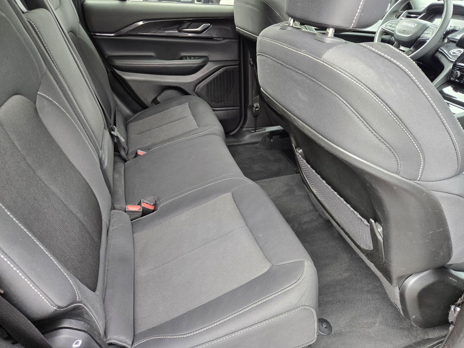 Used 2023 Jeep Grand Cherokee Laredo RWD image 28