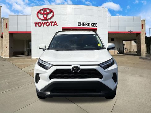 Used 2025 Toyota RAV4 XLE FWD image 2