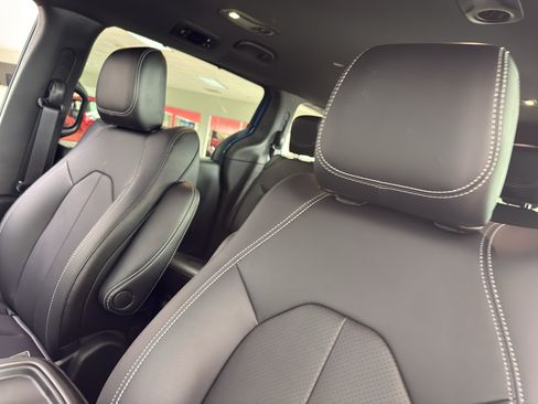 New 2027 Chrysler Pacifica Select FWD image 27