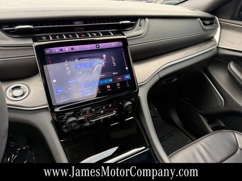 Used 2025 Jeep Grand Cherokee Limited w/ Luxury Tech Group II AWD/4WD image 23