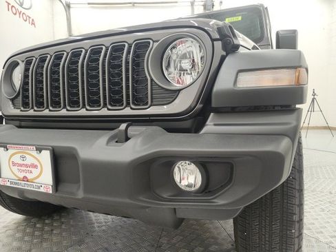 Used 2025 Jeep Wrangler Sport image 12