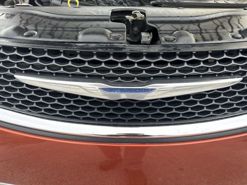 Used 2018 Chrysler Pacifica Touring-L Plus image 32