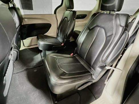Used 2023 Chrysler Pacifica Touring-L FWD image 21