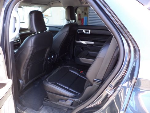 Used 2022 Ford Explorer XLT w/ Equipment Group 202A image 3