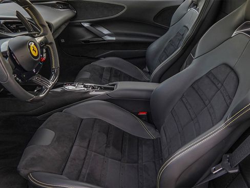 Used 2023 Ferrari SF90 Spider image 21