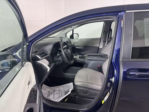 Used 2024 Toyota Sienna LE AWD/4WD image 20