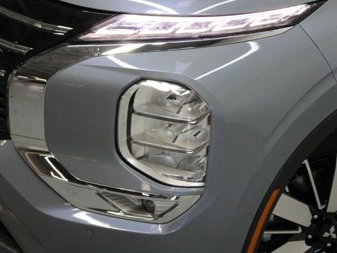 New 2026 Mitsubishi Outlander SE image 2