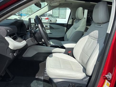 Used 2025 Ford Explorer Platinum w/ Ultimate Package AWD/4WD image 18