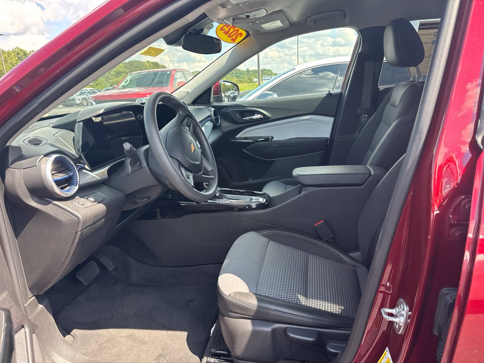 Used 2025 Chevrolet Trax LT FWD image 16