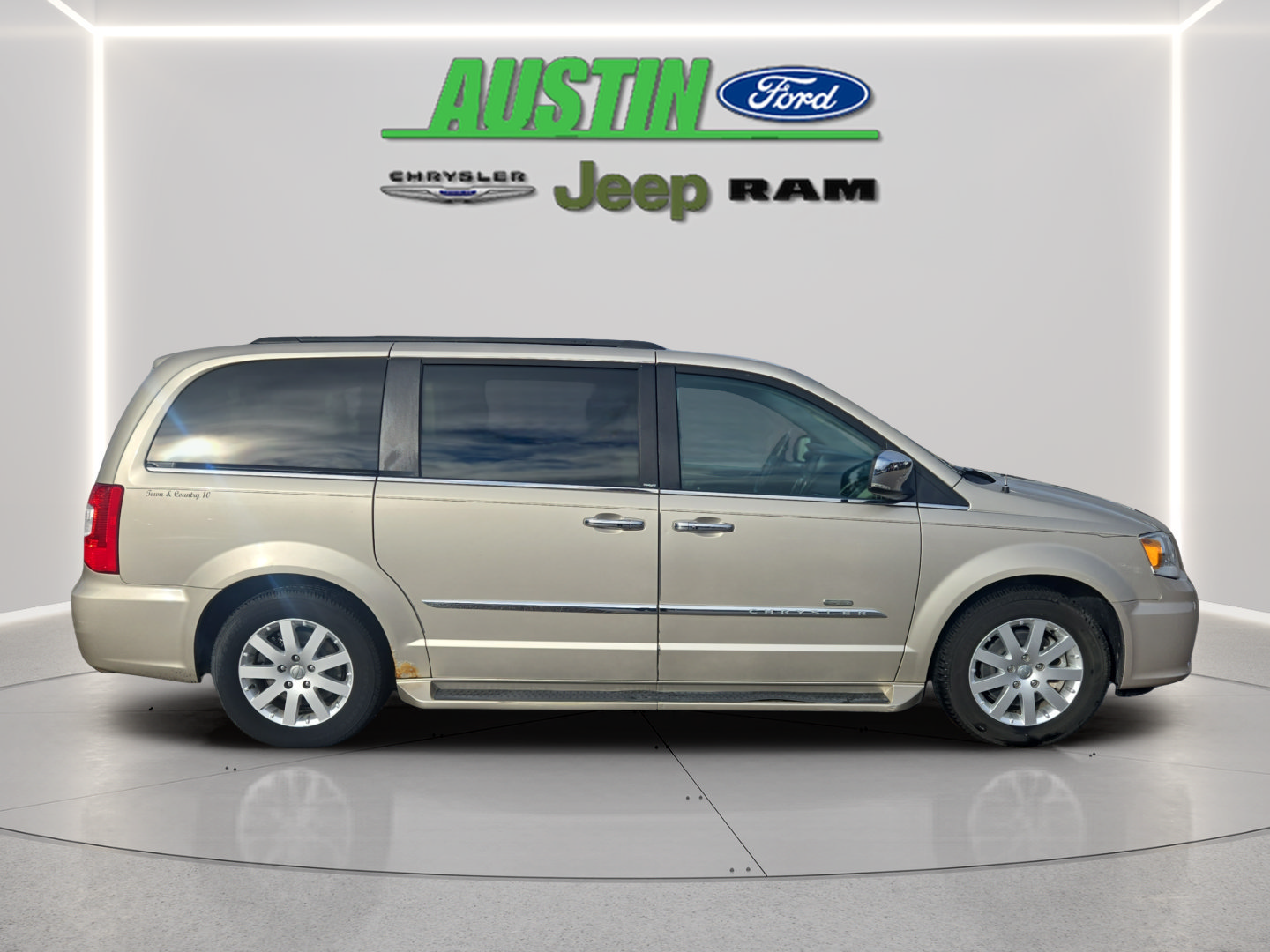 Used 2012 Chrysler Town & Country Touring-L w/ Entertainment Group #2 FWD image 6