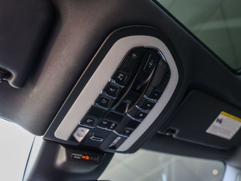 Certified 2023 Porsche Macan AWD/4WD image 29