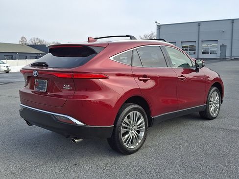 Certified 2022 Toyota Venza XLE image 7