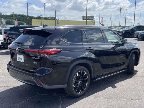 Used 2021 Toyota Highlander Limited FWD image 3