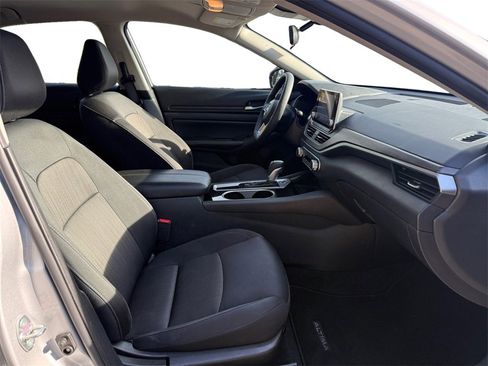 Used 2024 Nissan Altima 2.5 SV image 15