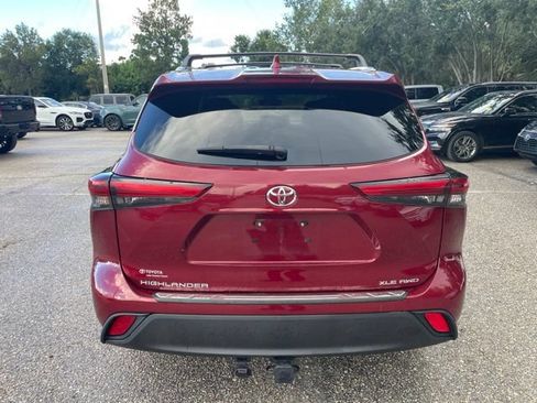 Used 2021 Toyota Highlander XLE AWD/4WD image 3