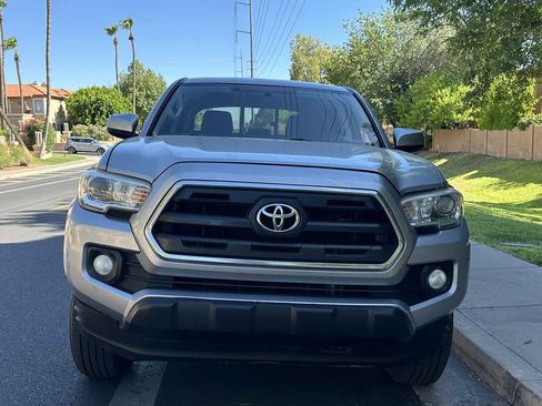 Used 2017 Toyota Tacoma SR5 w/ Tow Package RWD image 3